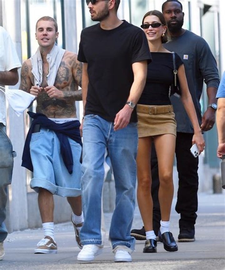 Justin & Hailey Bieber Pack On PDA During NYC Walk: Photo – Hollywood Life