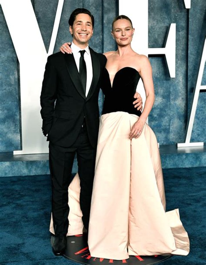 Justin Long Attempts To Do Kate Bosworth’s Oscars Makeup: ‘Don’t Interrupt Me, Darling’