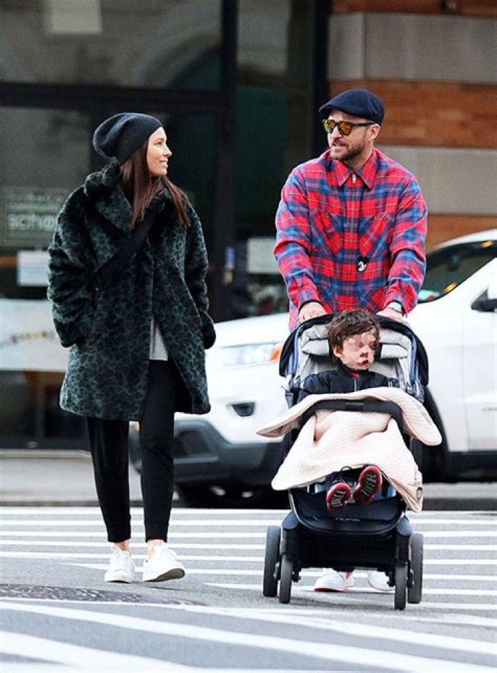 Justin Timberlake, Jessica Biel & Son Silas Step Out For Family Date – Hollywood Life
