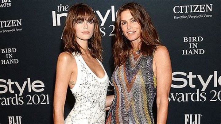 Kaia Gerber Is Mom Cindy Crawford’s Twin In American Flag Sweater – Hollywood Life