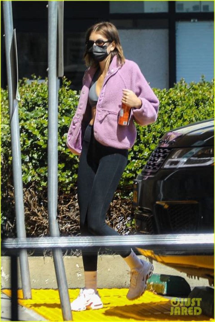 Kaia Gerber Shows Off Amazing Abs In Sports Bra For Workout After Pete Davidson Date — Pics