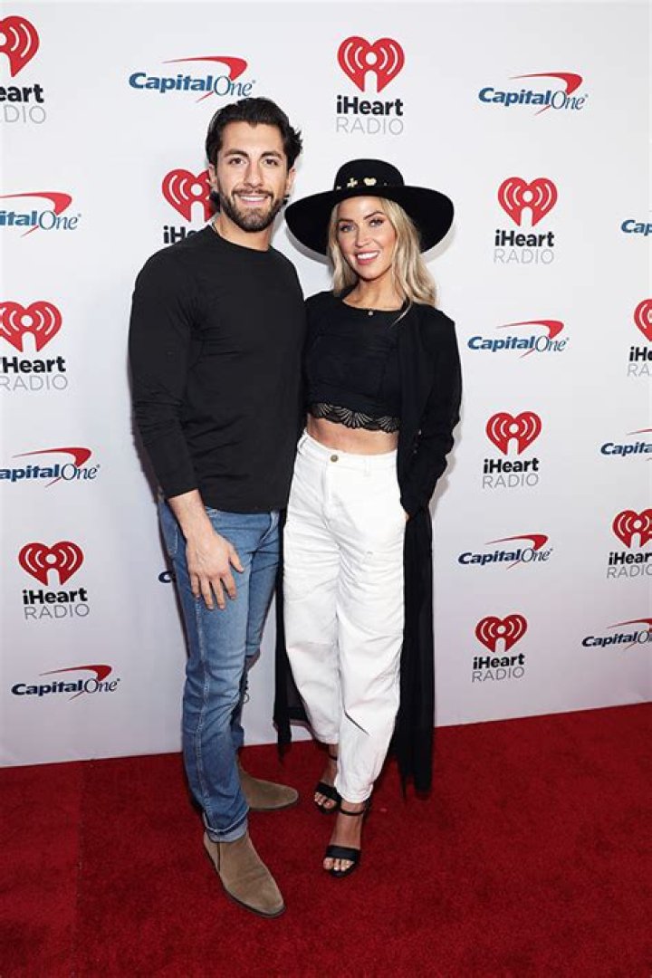 Kaitlyn Bristowe & Jason Tartick Are Jen & Brad On Halloween: Photo – Hollywood Life