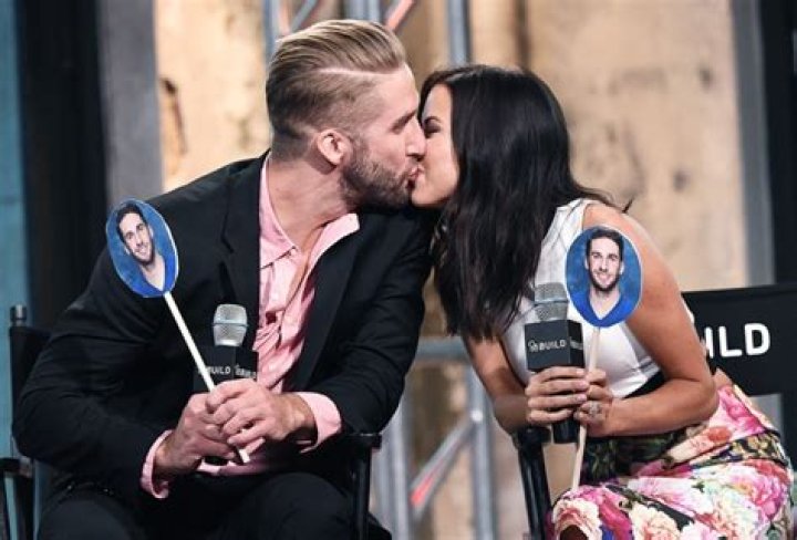 Kaitlyn & Shawn’s Hottest Moments On ‘The Bachelorette’ – Hollywood Life