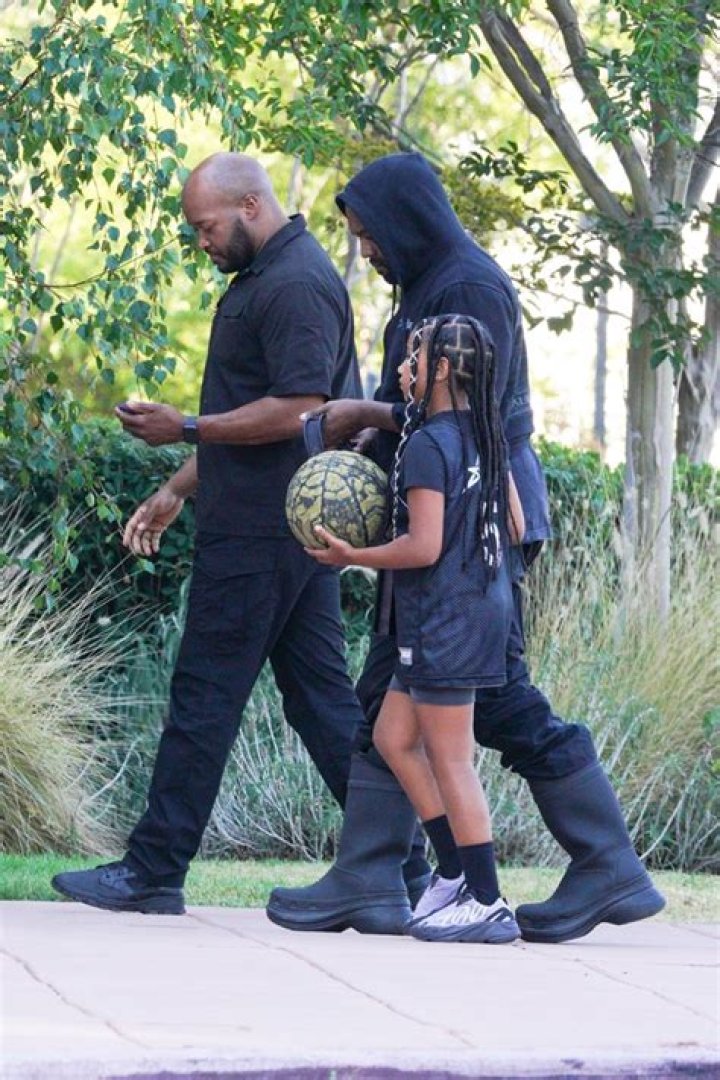 Kanye West, Chicago, & Dream Cheer On North West At Basketball Game – Hollywood Life