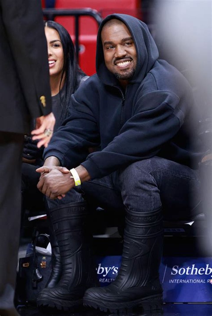 Kanye West Shows Off Rear End While On Boat In Venice With His ‘Wife’ – Hollywood Life