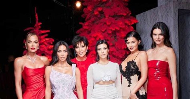 Kardashian & Jenner Sisters Celebrating Christmas Eve 2020: Photos – Hollywood Life