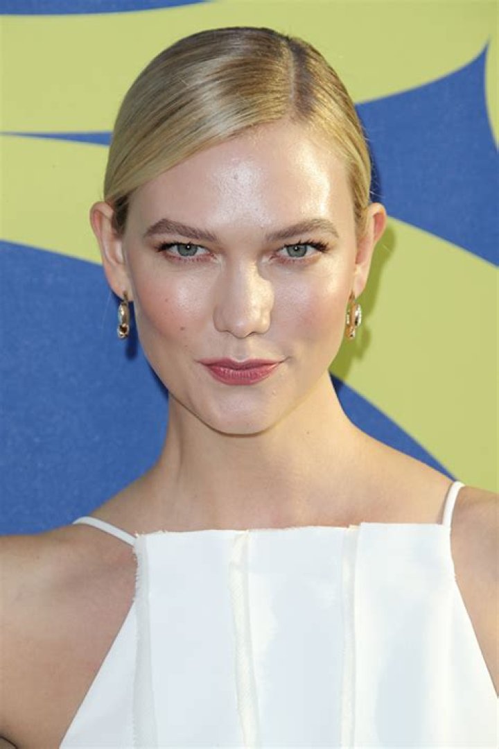 Karlie Kloss’s Makeup Artist Reveals How You Can Do This Look For A Gorgeous Selfie While Stuck Indoors