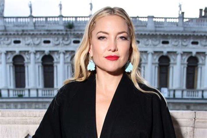Kate Hudson Hits The Beach In String Bikini On Greece Vacation – Hollywood Life