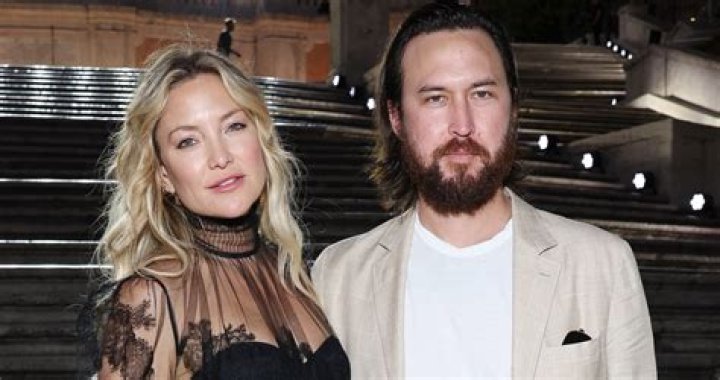 Kate Hudson Makes Out With Fiancé Danny Fujikawa In NYC — Sweet Photo
