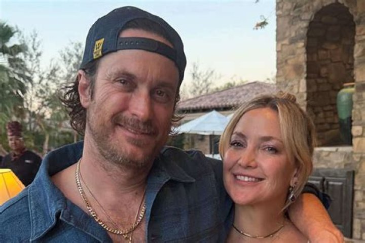 Kate Hudson Wears No Shirt In Photo & Her Brother Oliver Is Over It – Hollywood Life
