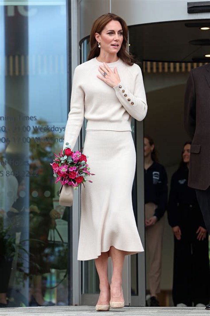 Kate Middleton Rocks All Beige Look at Local University: Photos – Hollywood Life