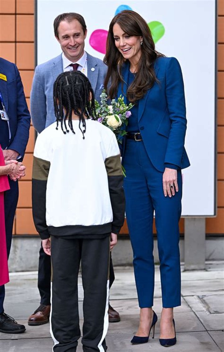Kate Middleton Rocks Navy Blue Pantsuit During Hospital Visit: Photos – Hollywood Life