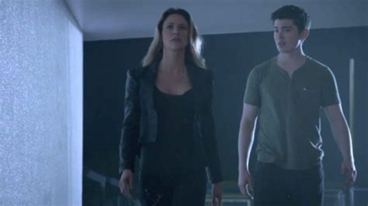 Kate Seduces Derek; Tyler Hoechlin Returns – Hollywood Life