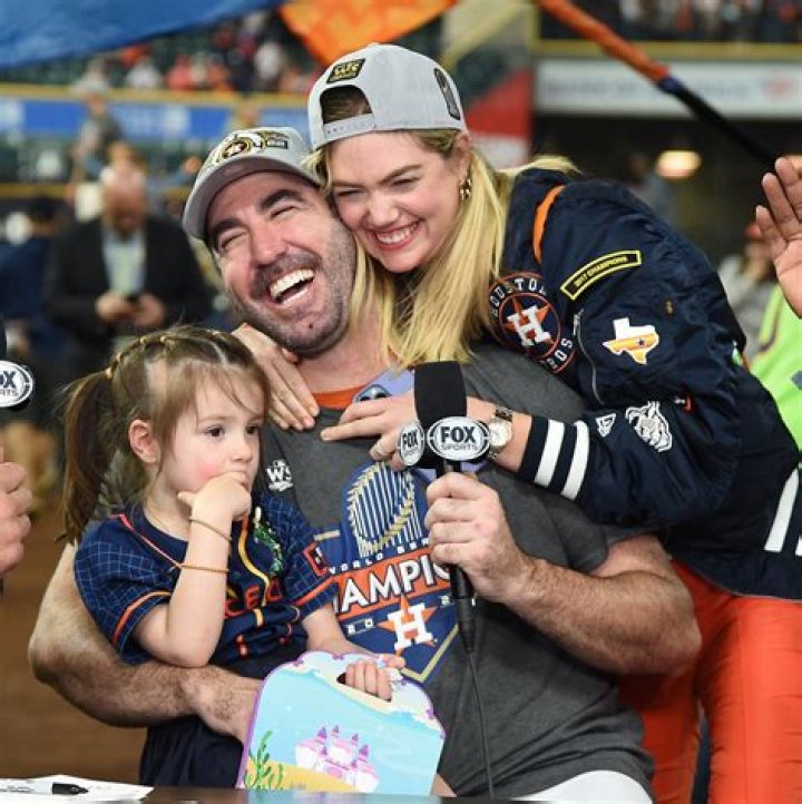 Kate Upton & Justin Verlander Celebrate Astros’ World Series Win With A Sweet Kiss — Cute Pics