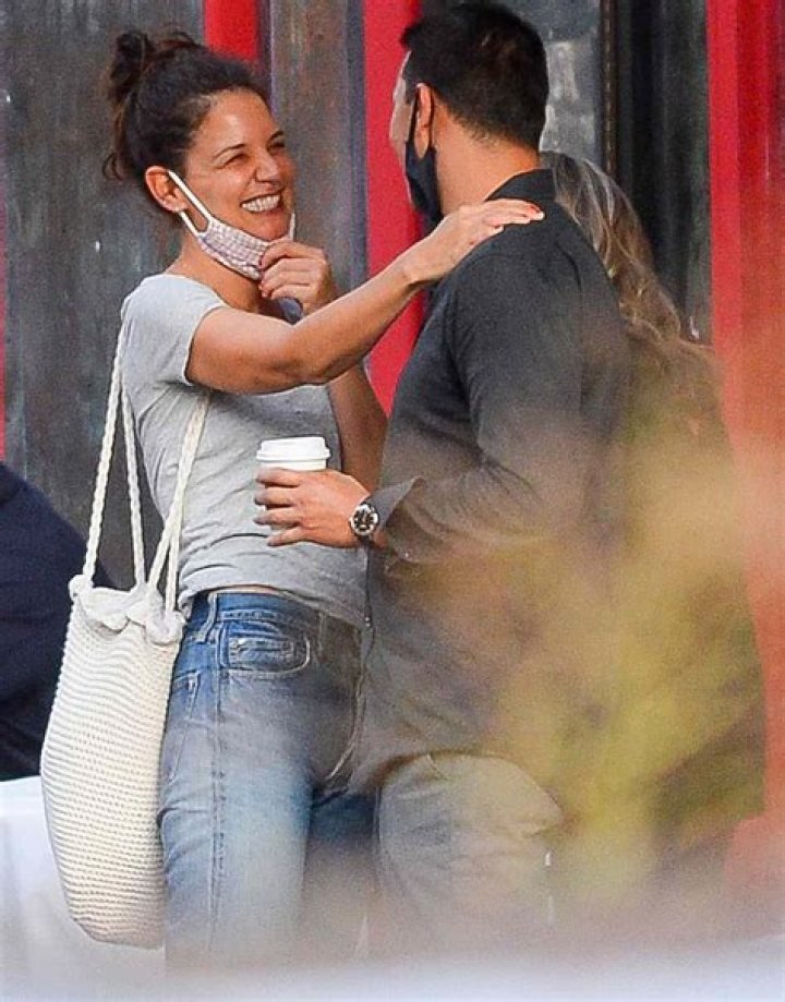 Katie Holmes & Boyfriend Emilio Vitolo Jr. Hold Hands As They Embrace NYC’s Brisk Fall Weather — Pic