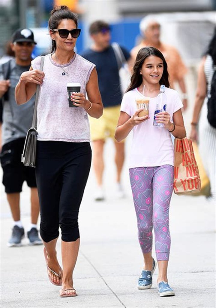Katie Holmes & Suri Cruise’s Look-Alike Photos – Hollywood Life