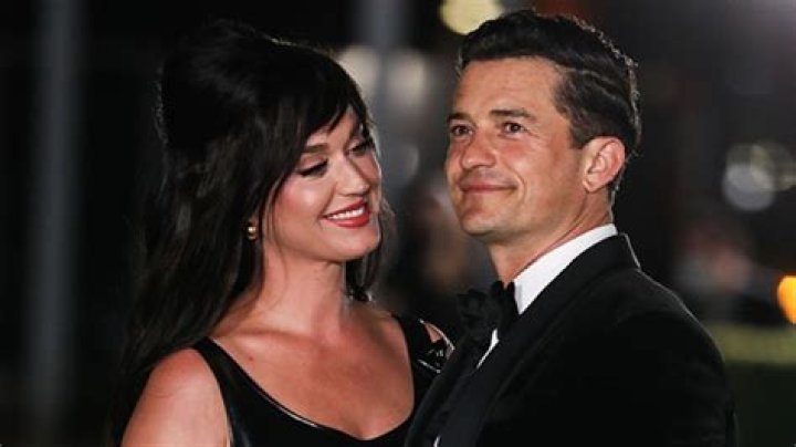 Katy Perry & Orlando Bloom Kiss While Swimming During Vacation: Photos – Hollywood Life
