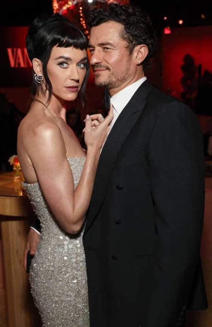 Katy Perry’s Fiancé Orlando Bloom Runs On Stage To Fix Her Dress Ahead Of Performance — Watch