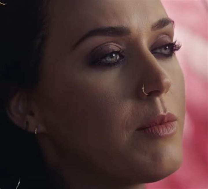 Katy Perry’s Hair & Makeup In ‘Rise’ — See Her Fishnet Braids & Smokey Eyes – Hollywood Life