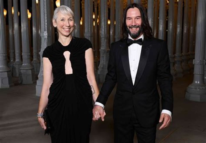 Keanu Reeves & Girlfriend Alexandra Grant Hold Hands: Photos – Hollywood Life