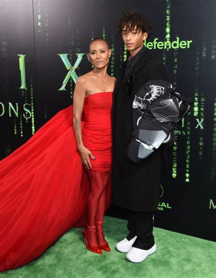 Keanu Reeves, Priyanka Chopra & More Look Glamorous At ‘The Matrix Resurrections’ Film Premiere: Photos