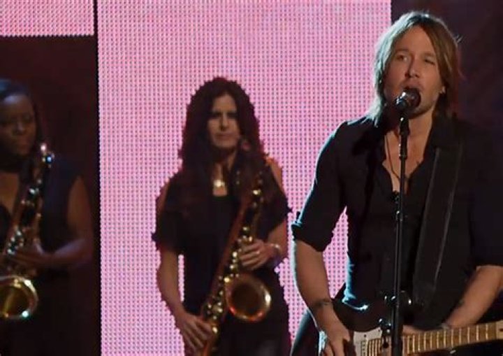 Keith Urban’s ‘CMT’s Artist of the Year’ Performance — ‘This Is A Man’s World’ – Hollywood Life