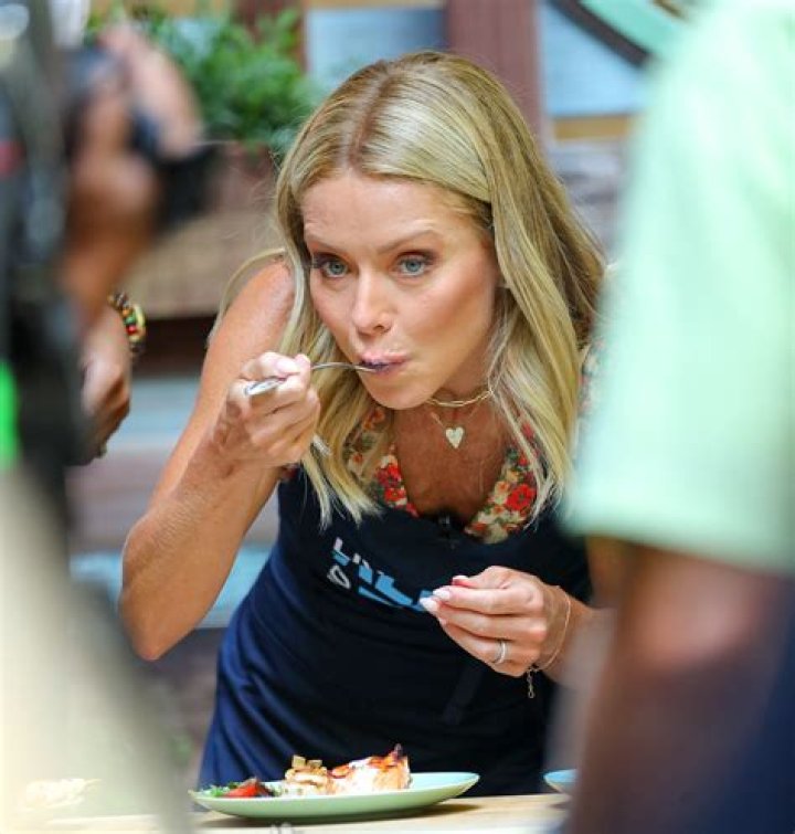 Kelly Ripa Admits She Eats ‘Whatever The Hell’ She Wants & Still Maintains Her Sexy Bikini Body