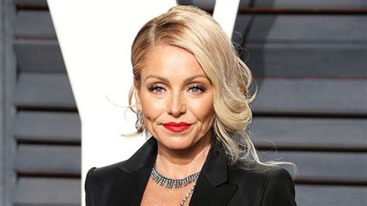 Kelly Ripa Jokes She’d Need Plastic Surgery To Match Mark’s Body – Hollywood Life