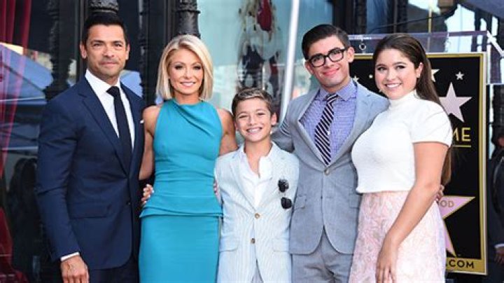 Kelly Ripa & Kids Recreate The Ultimate Throwback Of 17-Year-Old Photo – Hollywood Life