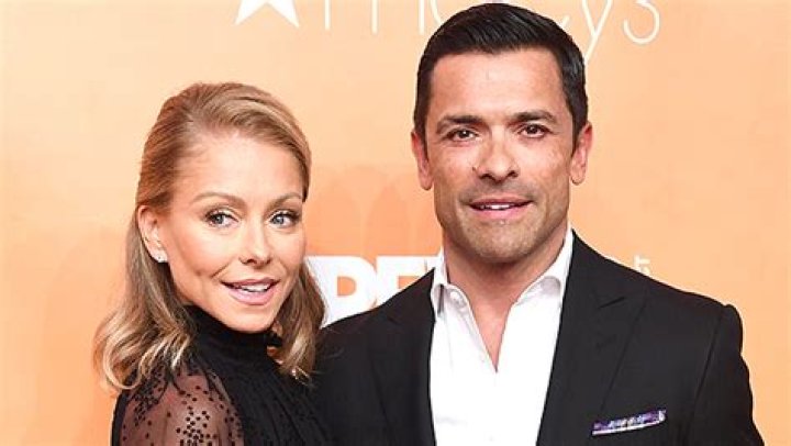 Kelly Ripa Makeup-Free Selfie With Mark Consuelos – Photo – Hollywood Life