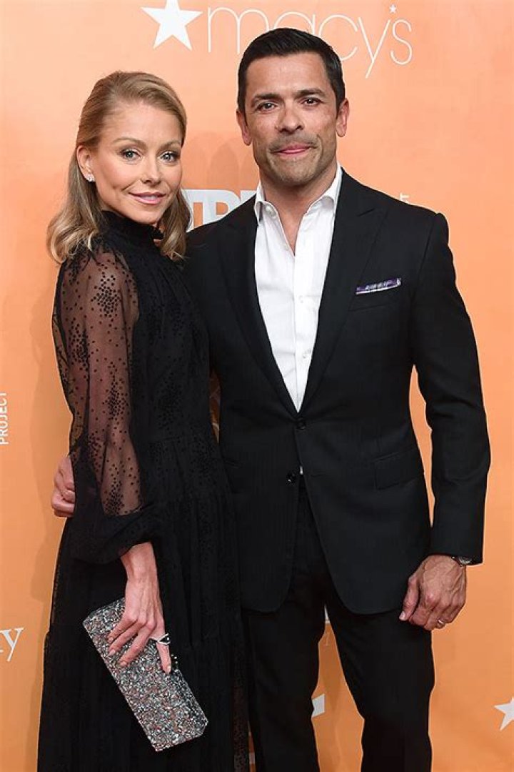 Kelly Ripa & Mark Consuelos Admit He Used To Be ‘Insanely Jealous’ – Hollywood Life