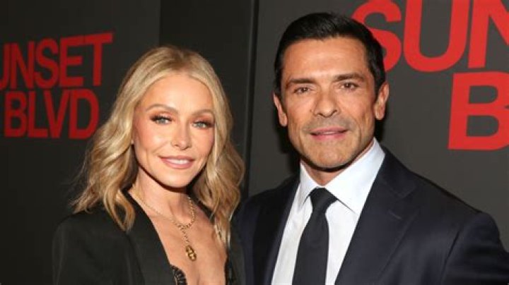 Kelly Ripa & Mark Consuelos’ Son Michael Reacts To Mom’s Swimsuit Pic – Hollywood Life