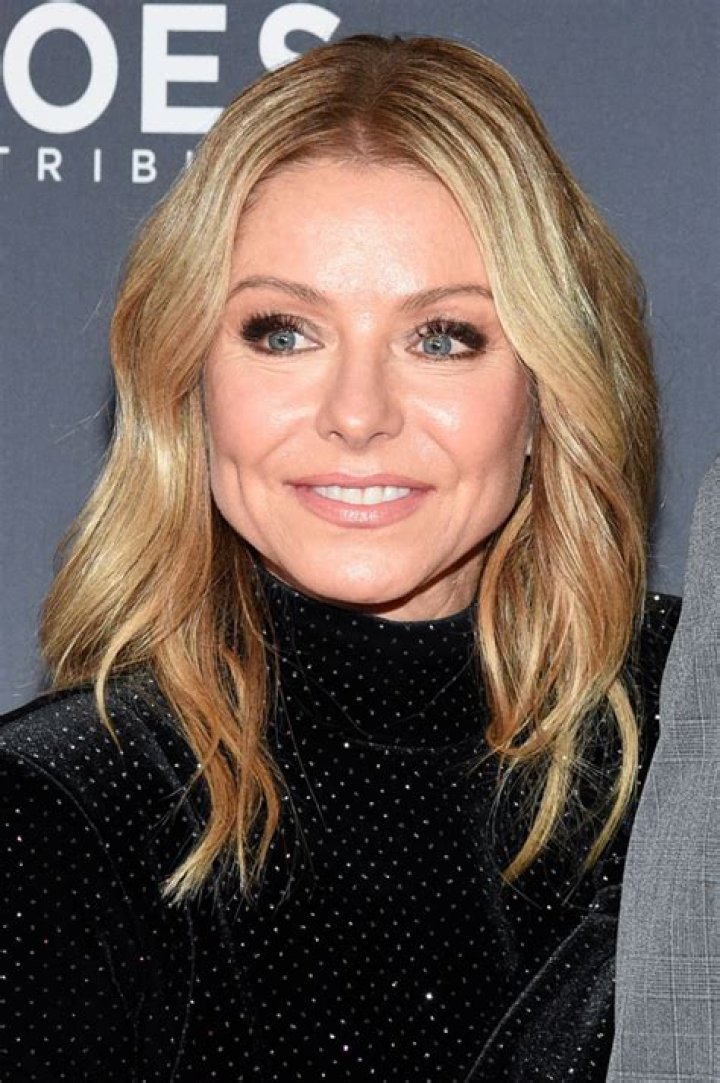 Kelly Ripa Now Covers Gray Roots With Color Spray Amid Quarantine – Hollywood Life