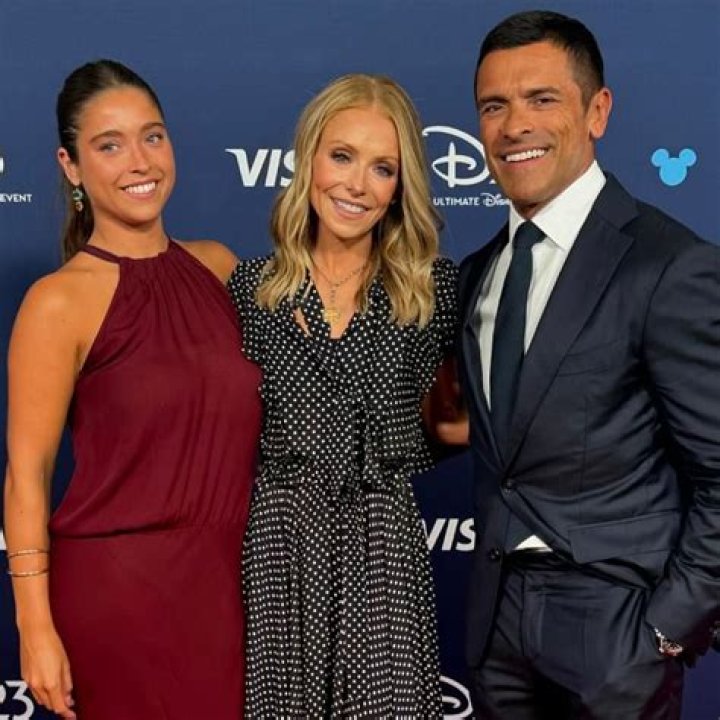 Kelly Ripa’s Daughter Lola Cringes Over Her Mom’s ‘Thirst Trap’ Pics Of Dad Mark Consuelos