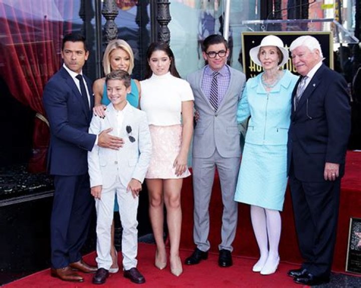Kelly Ripa’s Kids Are All Grown Up In 2022 Holiday Card: Photo – Hollywood Life
