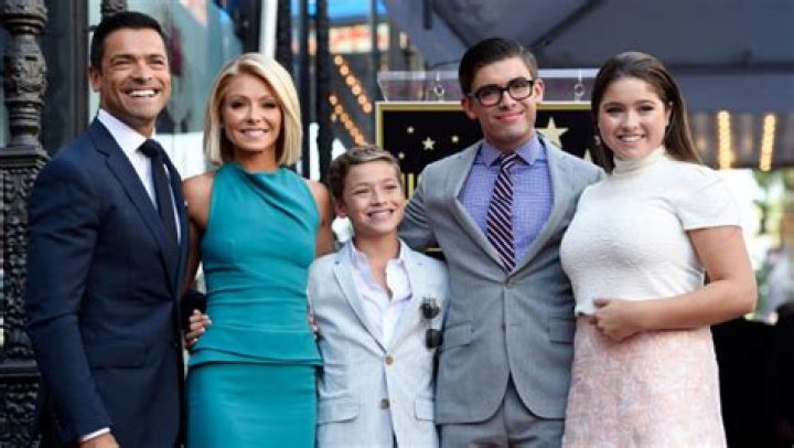 Kelly Ripa’s Kids Michael, Lola & Joaquin Pose For Vacation Photo – Hollywood Life