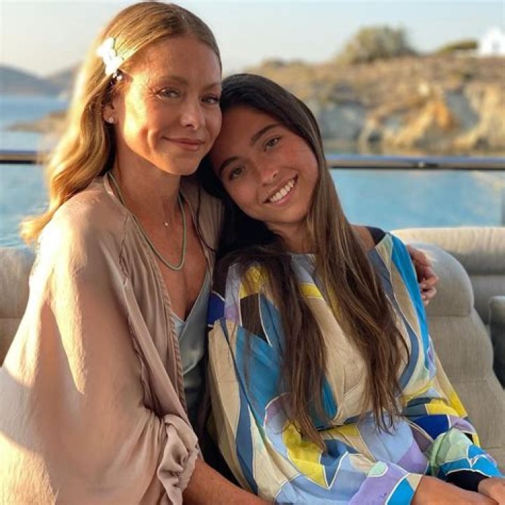 Kelly Ripa Says Daughter Lola Warns Her Not to Get Pregnant by Mark Consuelos During Vacations