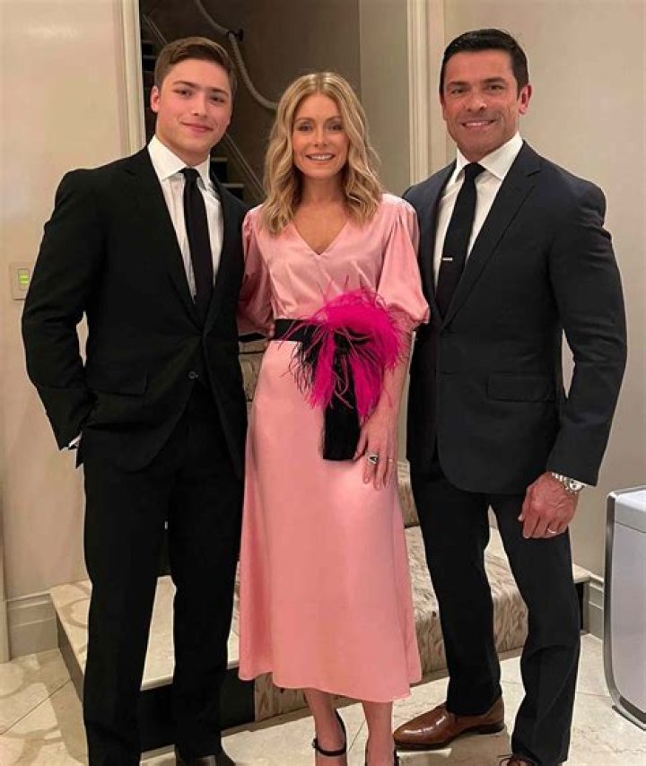 Kelly Ripa Shares Mark Consuelos’ Gift To Her On Wedding Anniversary – Hollywood Life