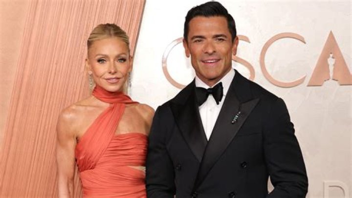 Kelly Ripa Wears Bejeweled Turban While Cuddling Up To Mark Consuelos On NYE & Celeb Fans Adore The Trend