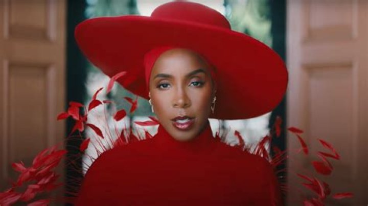 Kelly Rowland Drops ‘Coffee’ Music Video & Stuns In A Sultry Bikini – Hollywood Life