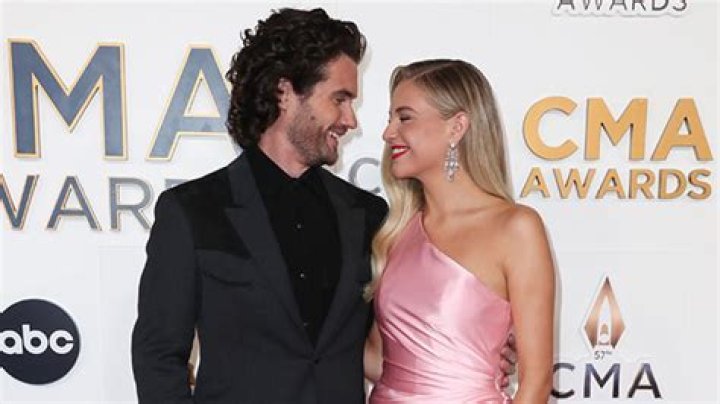 Kelsea Ballerini and Chase Stokes Stare Lovingly at 2023 CMA Awards – Hollywood Life