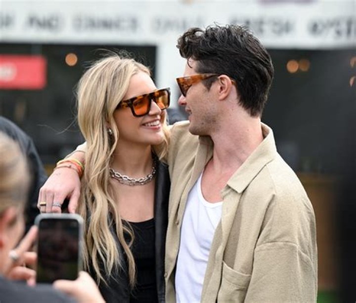 Kelsea Ballerini & Chase Stokes Hold Hands In New York: Photos – Hollywood Life