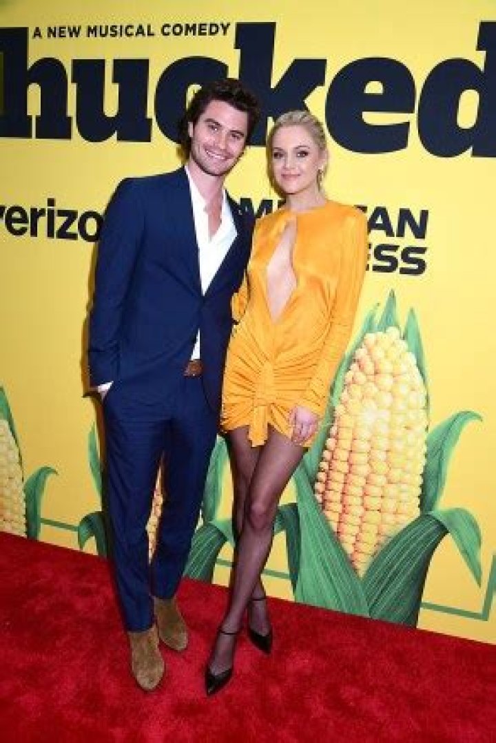 Kelsea Ballerini & Chase Stokes Wear Matching Pajamas in Holiday Pics – Hollywood Life