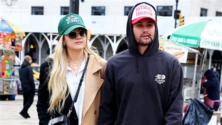 Kelsea Ballerini Reacts To Chase Stokes Breakup Speculation: Photo – Hollywood Life