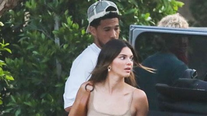 Kendall Jenner Attends Devin Booker’s NBA Game & Snaps Photo With Fans – Hollywood Life