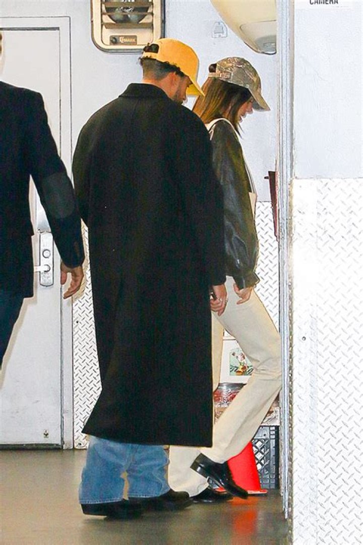 Kendall Jenner & Bad Bunny End NYC Date Night By Sneaking Into A Hotel – Hollywood Life