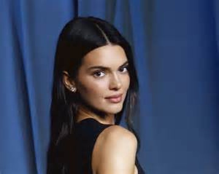 Kendall Jenner Brings Back The 90s Wearing Green Crop Top & Black Miniskirt On Lunch Date