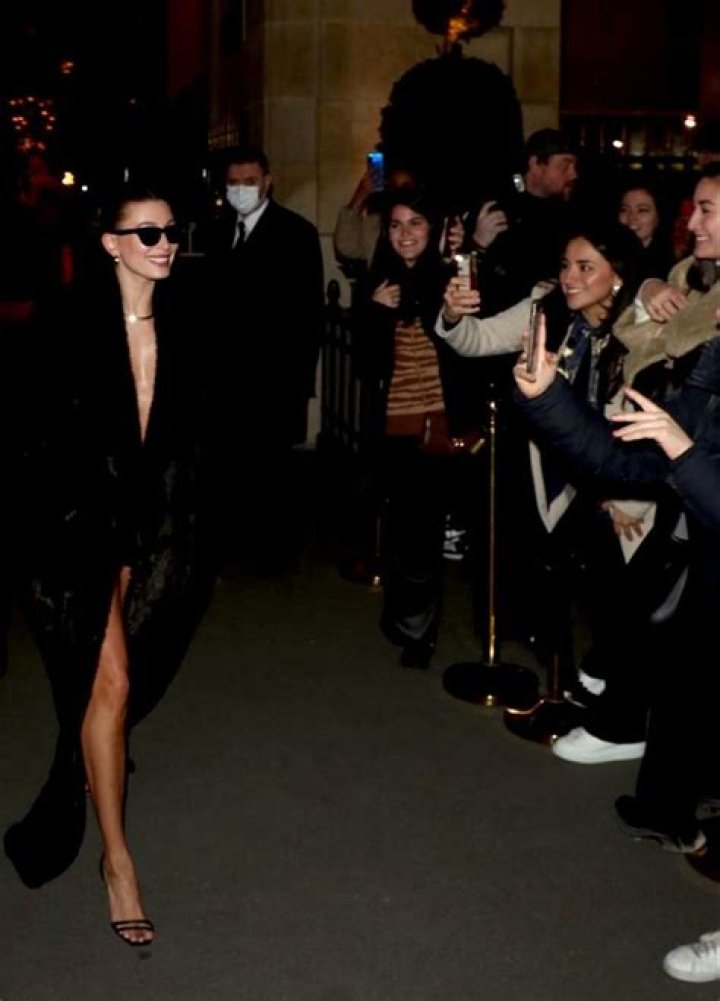 Kendall Jenner & Cara Delevingne Dance To Ex Harry Styles At 1D’s Concert — Watch