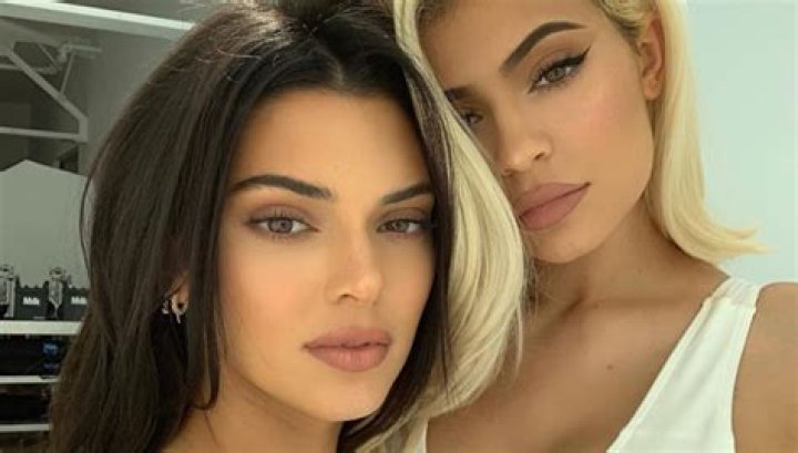 Kendall Jenner Cried Over Kylie Having More Friends While Growing Up – Hollywood Life
