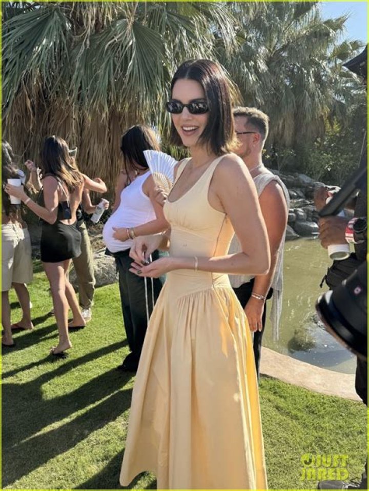 Kendall Jenner, Hailey Baldwin, & More At Coachella 2019: Pics – Hollywood Life
